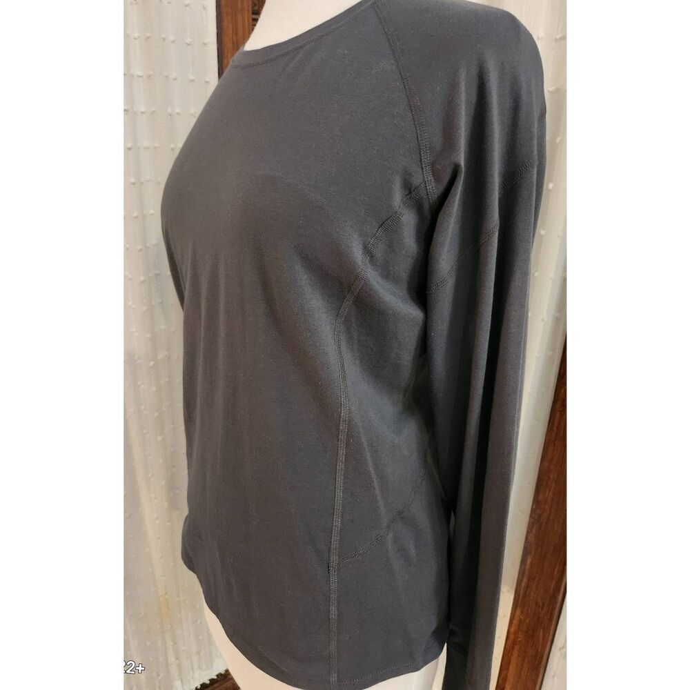 E56 Erin London black long-sleeved athletic t shirt activewear gym jogging